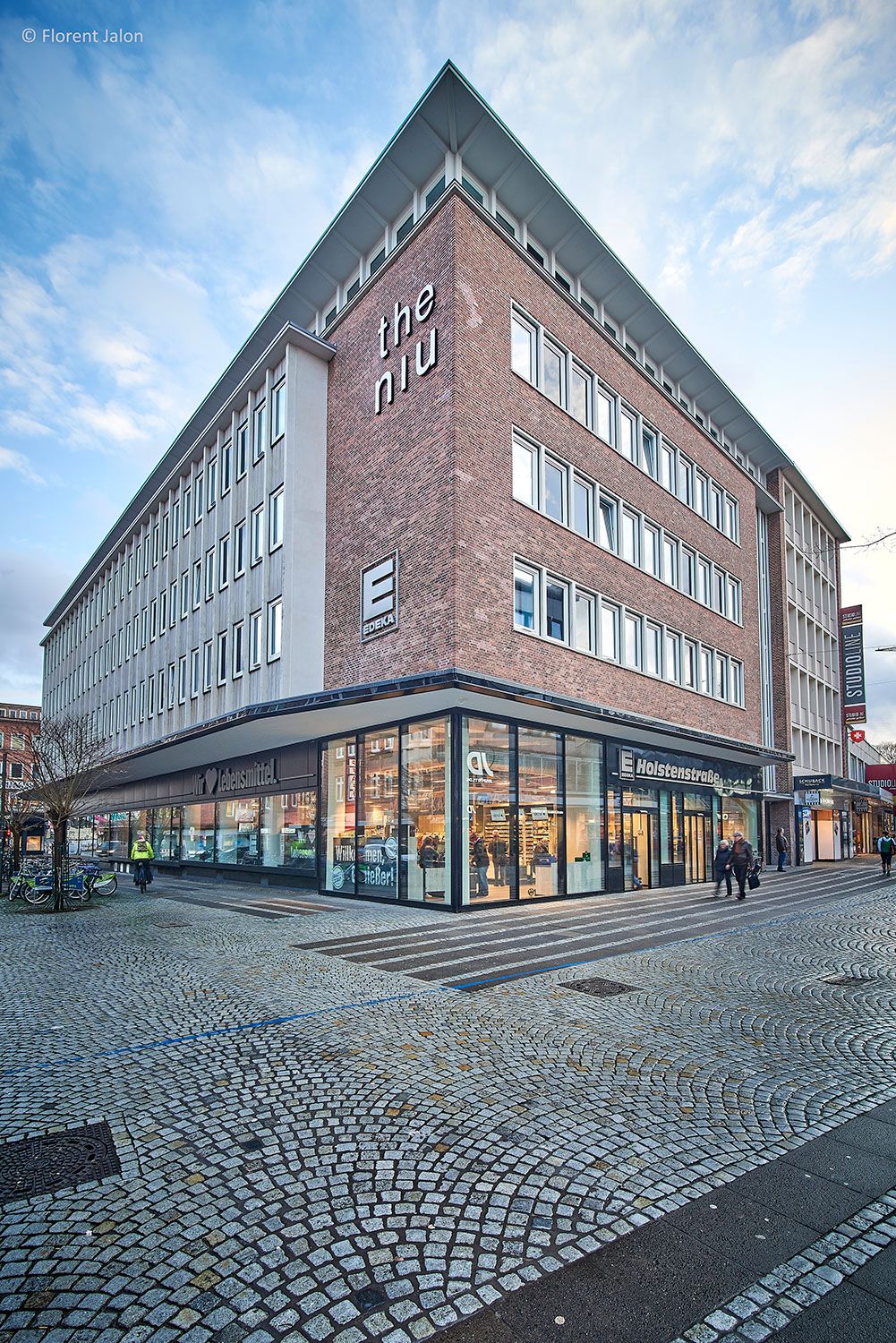 Geschäftshaus aus rotem Backstein an einer Straßenecke