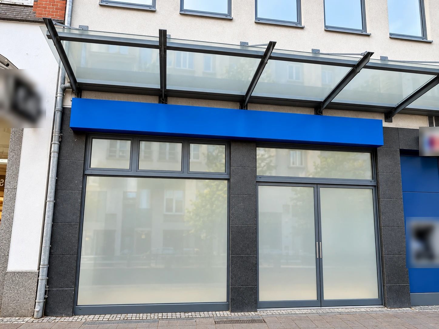 Ladenfront einer freien Fläche in Flensburg mit eingesetztem Schild